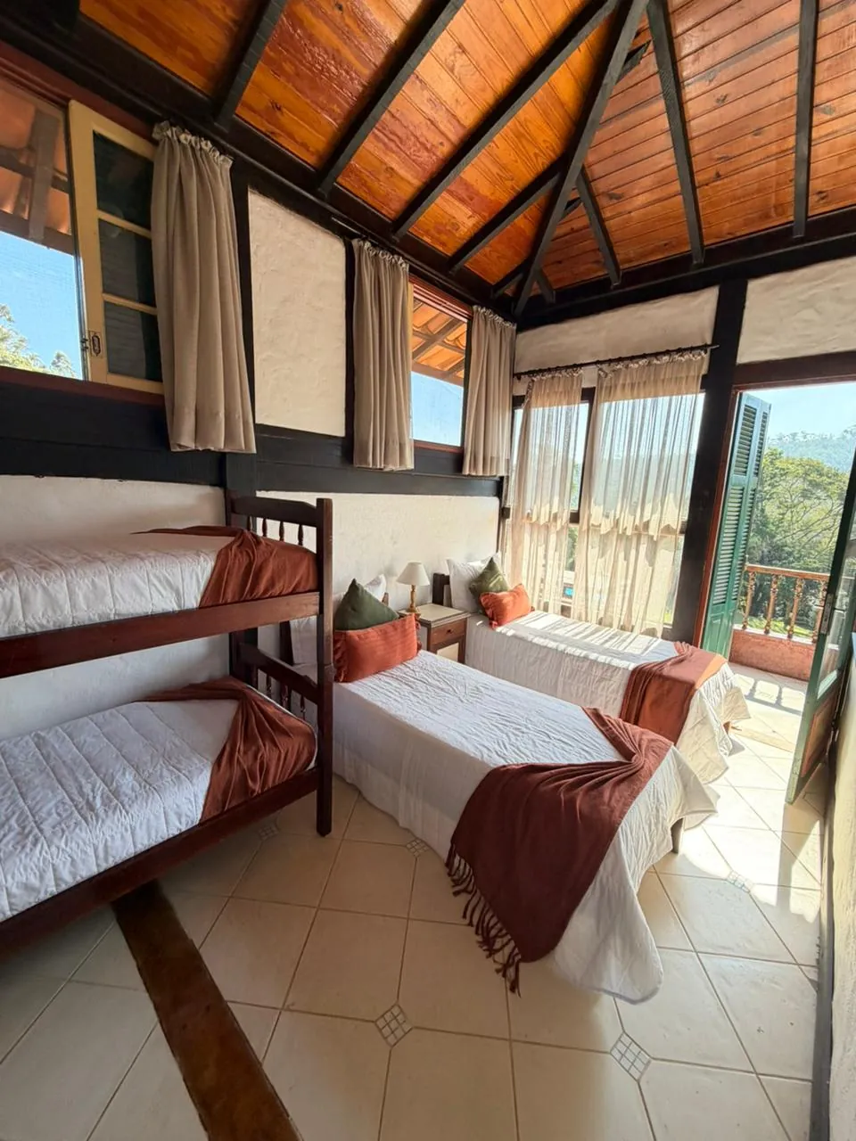 Beliche, cama de solteiro e porta para a varanda no Conjugado Master
