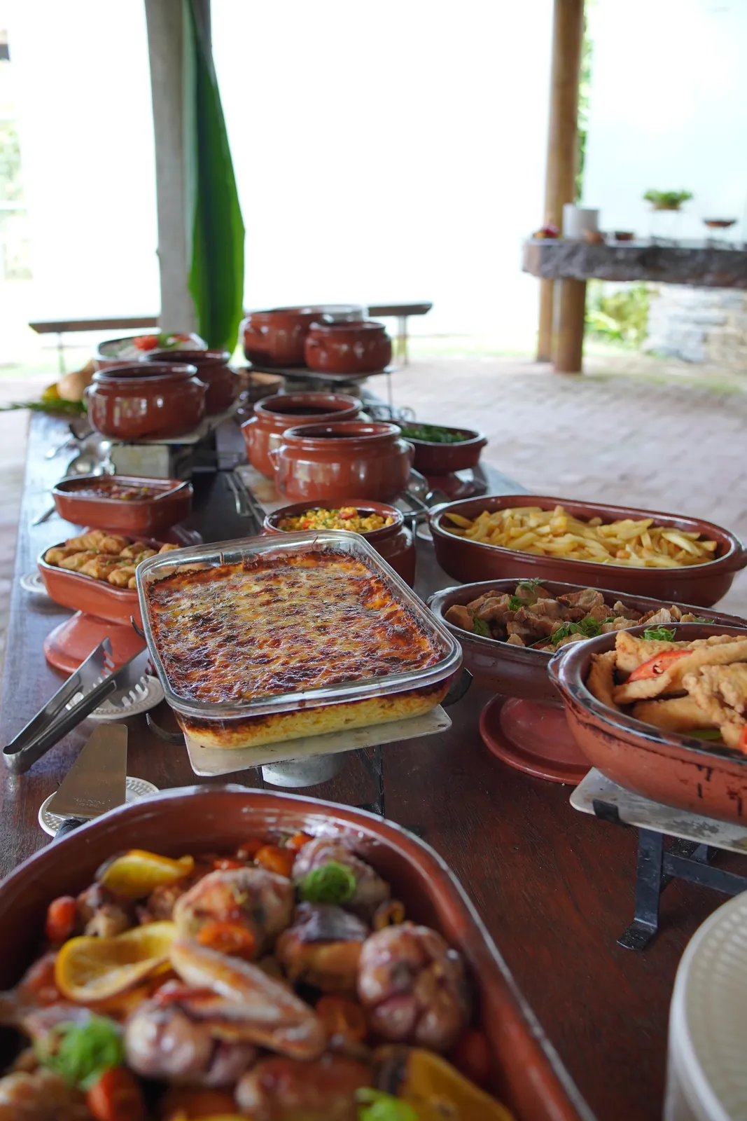 Bufê de comida caipira em panelas de barro no Hotel Fazendão